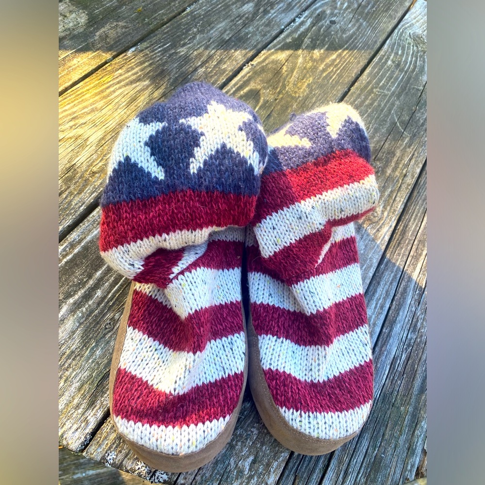 Muk Luk Americana Print Calf Sweater Knit Slippers - Size Large 8-9